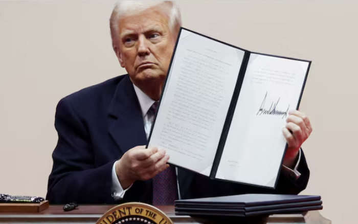 Trump revokes Biden’s executive order on AI risk regulation, as the U.S. shifts towards supporting innovation in artificial intelligence.