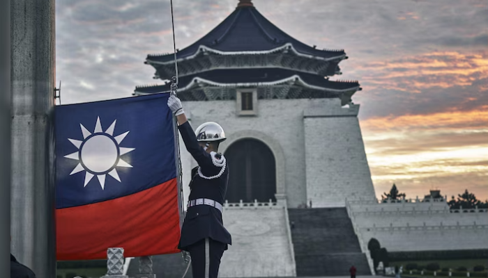 Taiwan military radar operators tracking Chinese aircraft amid increasing PLA sorties near the Taiwan Strait.
