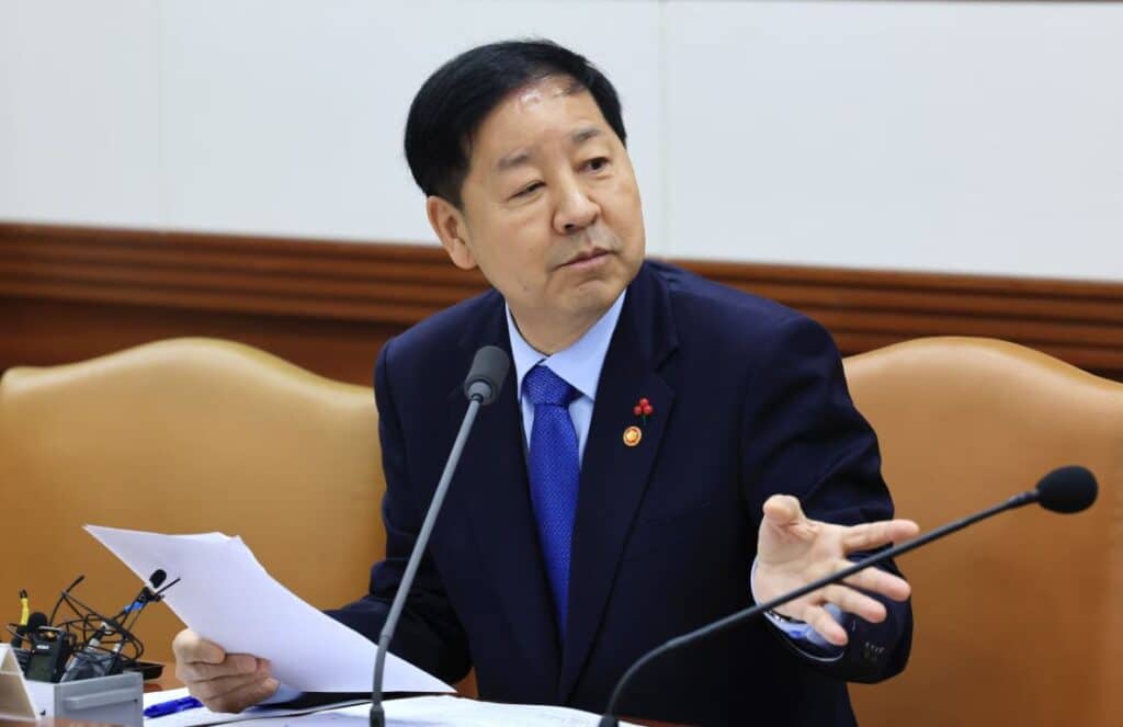 Koo Yun-cheol speaking on productive finance and economic growth in South Korea