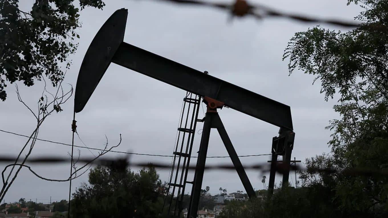 European Stocks Slip as Oil Surges Above $100 Despite Reserve Release